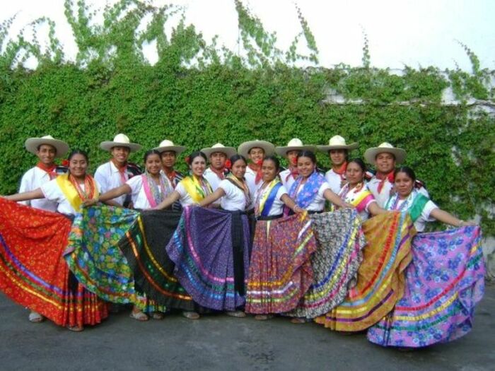 Миштеки. Группа исполняющих танец «миштекский сироп». \ Фото: wikipedia.org.