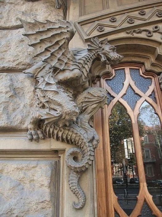 Дракон ар-нуво, украшающий вход в Палаццо Витторио, Турин, Италия.