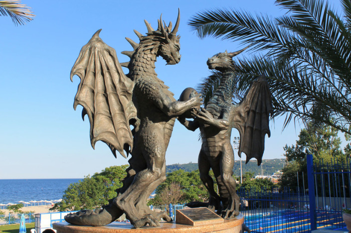 Этот очаровательный памятник находится в городе Варна, Болгария. 