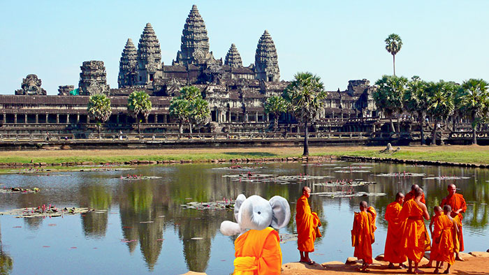 Он даже умудрился посетить Буддистский храм в Камбодже.