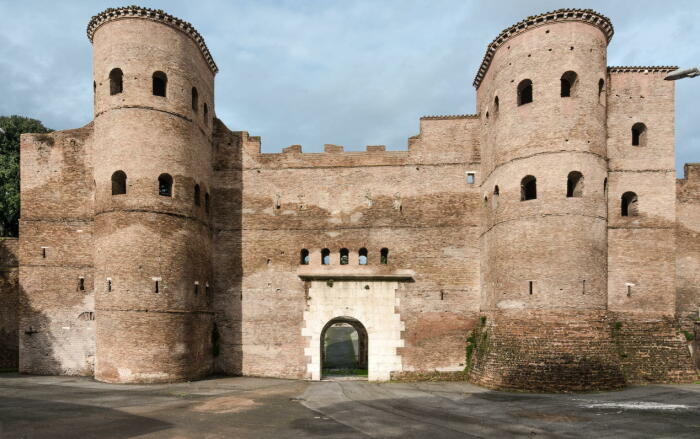 Стены Аврелия (две башни-дополнение пятого века, построенное императором Гонорием), Рим. \ Фото: colosseumrometickets.com.