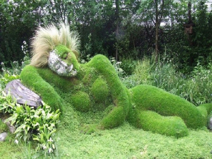 Скульптура спящая девушка. Затерянные сады Хелигана.