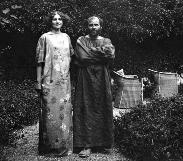 Эмили Флеге и Густав Климт в саду виллы, 1908 год. \ Фото: twitter.com.