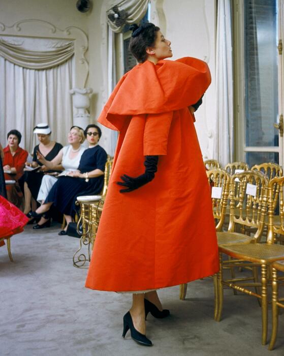 Модель в красной вечерней накидке от Кристобаля Баленсиаги, Неделя моды в Париже,1954-55 гг. \ Фото: thetimes.co.uk.