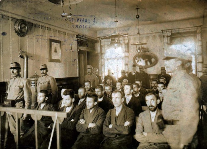 Гаврило Принцип, сидящий в центре первого ряда во время судебного разбирательства. \ Фото: ikimedia.org.