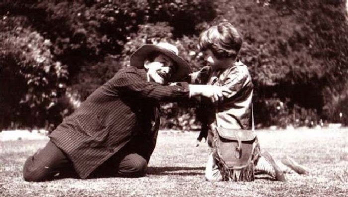 Майкл, одетый как Питер Пэн, с Джеймсом Барри, изображающим Капитана Крюка. Август 1906 года. \ Фото: volshebnayakofeinya.blogspot.com.