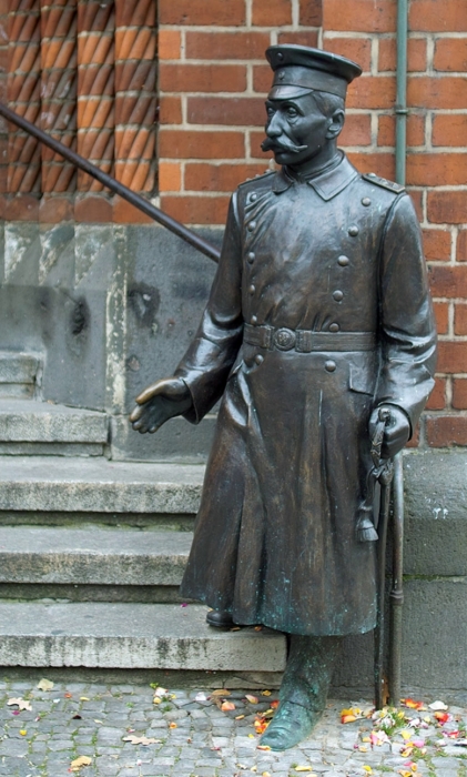 Капитан из Кёпеника - бронзовая статуя. \ Фото: de.wikipedia.org.