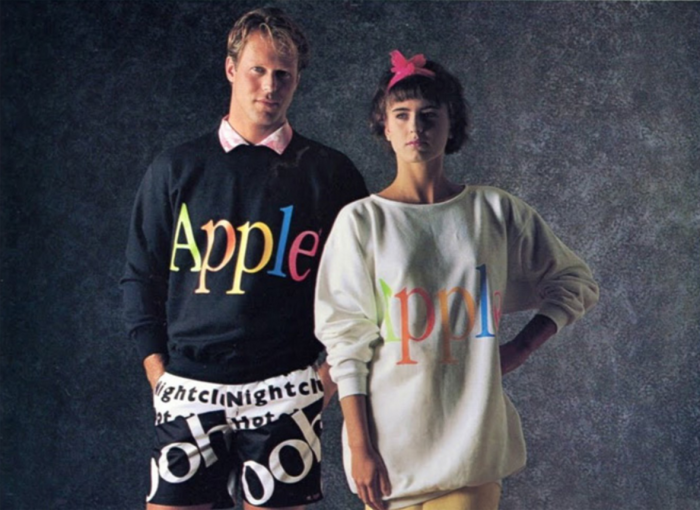 Модные футболки с логотипом Apple. \ Фото: antyradio.pl.