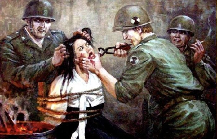 Американские солдаты пытают корейскую женщину.