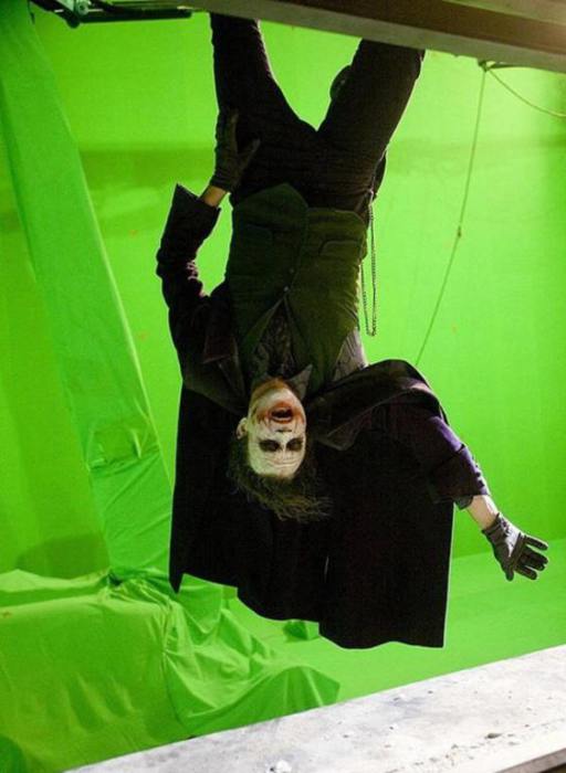 Хит Леджер практикует трюк для финальной сцены в фильме Темный Рыцарь.