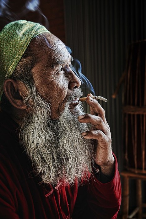Мужчина курит. Автор: Ly Hoang Long.