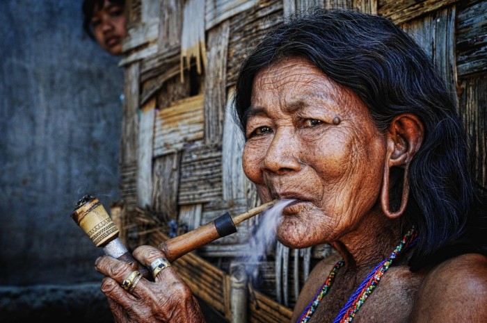 Женщина с трубкой. Автор: Ly Hoang Long.