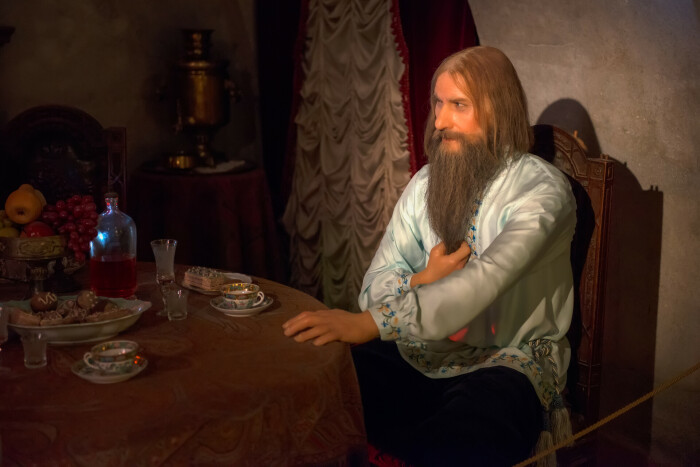 Святой человек и Христос в миниатюре (восковая фигура Григория Распутина). \ Фото: bing.com.