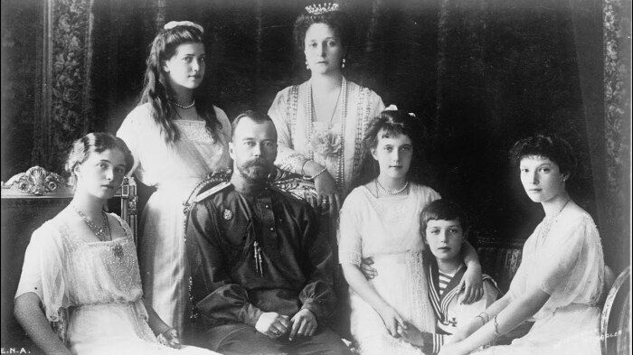 Царь Николай II (последний правитель Российской империи), его жена (стоящая, положив руку на его стул) и их дети. \ Фото: i.ytimg.com.