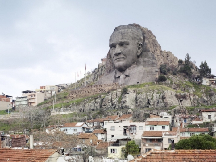 Лицо Ататюрка, Измир, Турция, 40 метров. Автор: Fabrice Fouillet.