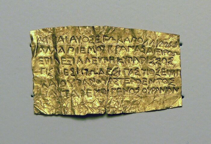 Золотой лист с орфической молитвой, найденный в неизвестном месте, содержался в бронзовой погребальной урне, четвёртый век до н.э. \ Фото: i.pinimg.com.