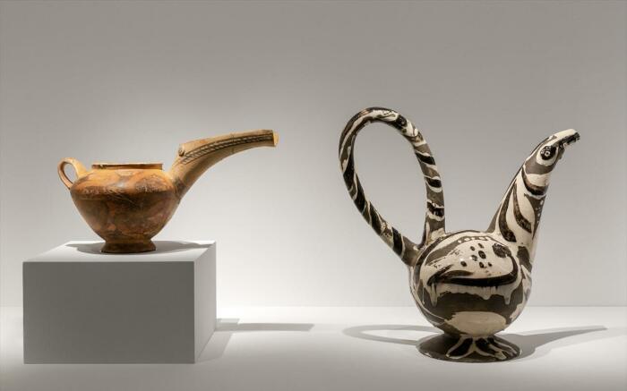 Слева направо глиняный чайник из Василики, недалеко от Иерапетры, 2400-2200 гг. до н. э. \ Птица, Пабло Пикассо, 1947-48 гг. \ Фото: m.naftemporiki.gr.