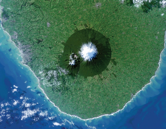 Национальный парк Эгмонт в Новой Зеландии и вулкан Таранаки. Фото NASA.