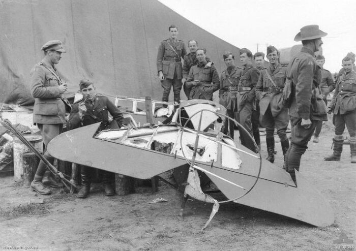 Австралийские лётчики с трипланом Рихтгофена 425/17 после того, как он был разграблен охотниками за сувенирами. \ Фото: i.pinimg.com.