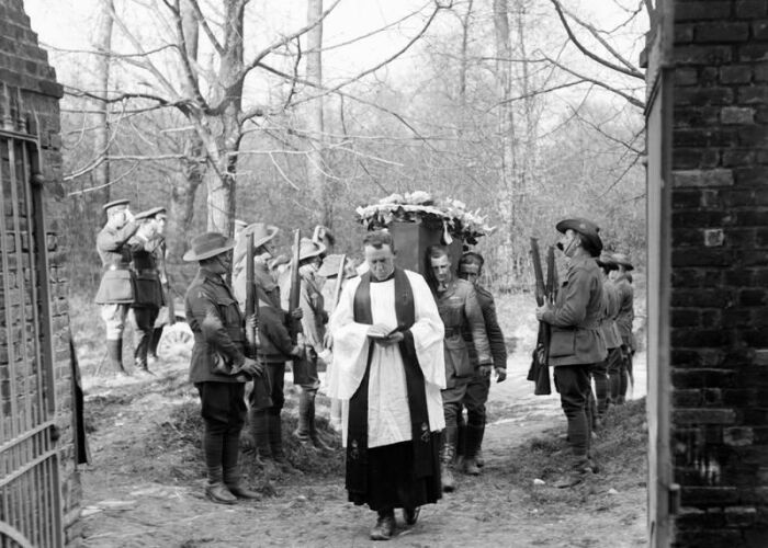 Похороны Манфреда фон Рихтгофена на кладбище Бертангль, 22 апреля 1918 года. \ Фото: pinterest.com.