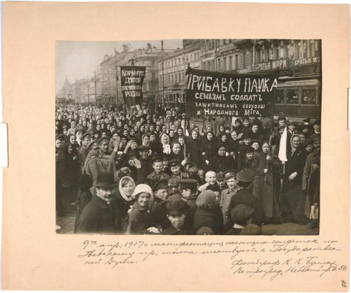 9 апреля 1917 года. Манифестация женщин-солдаток на Невском проспекте. Фотограф К. К. Булла.