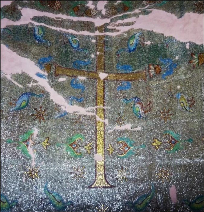 Мозаика с крестом в южной нише, ведущей во дворец императора. \ Фото: yandex.ua.