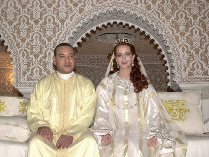 Король Мохамед VI из Марокко сидит со своей женой принцессой Лаллой Сальмой в королевском дворце в Рабате, Марокко, в 2002 году.
