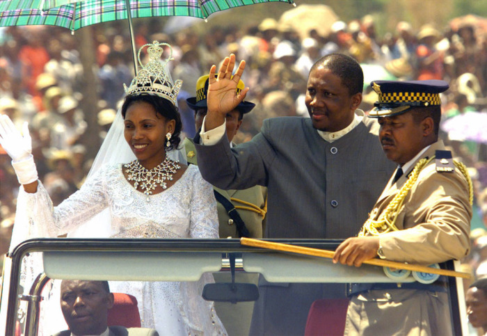 Король Лесото Летси III со своей новой женой Карабо Мотсоененг приветствует толпу в Матсинге, 20 февраля 2000.