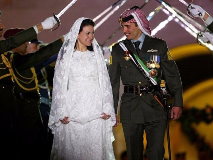 Наследный принц Хамза из Иордании и его невеста Принцесса Нур улыбаются во время свадебных торжеств, состоявшихся в 2004 году в Аммане, Иордания.