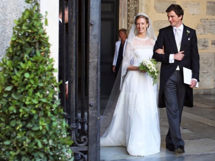 Бельгийский принц Амедео и его жена Элизабетта Росбох фон Волькенштайн на их свадебной церемонии в Санта-Мария в Трастевере в центре Рима в 2014 году.