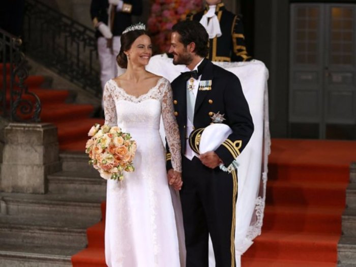 Принц Карл Филипп из Швеции со своей женой принцессой Софией после церемонии бракосочетания в 2015 году.