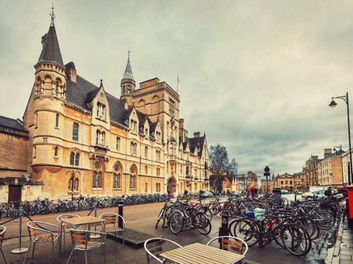 Оксфорд  — лучшее место для знакомства с английскими традициями.