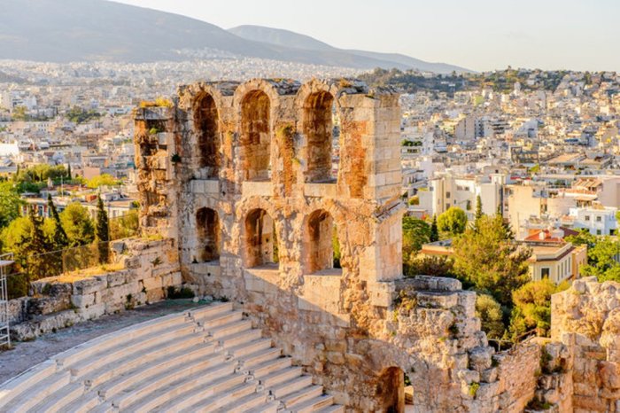 В Афинах можно провести не один месяц, осматривая все старинные памятники и руины, неоклассические здания в историческом центре и музеи.