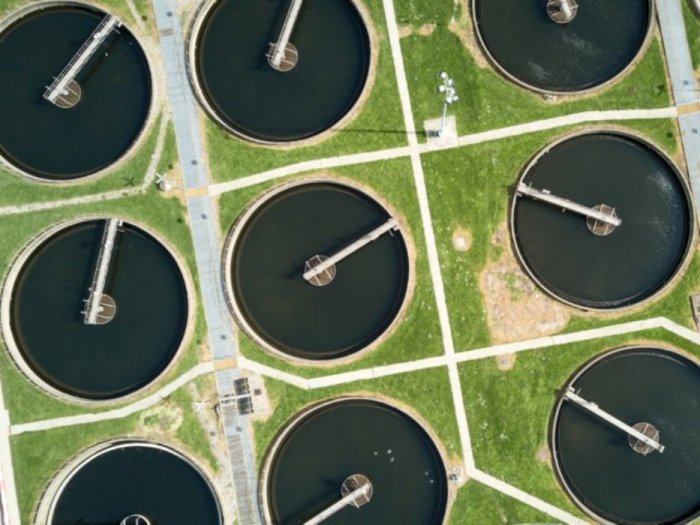 Эти идеально ровные круги - резервуары на ферме для сточных вод.