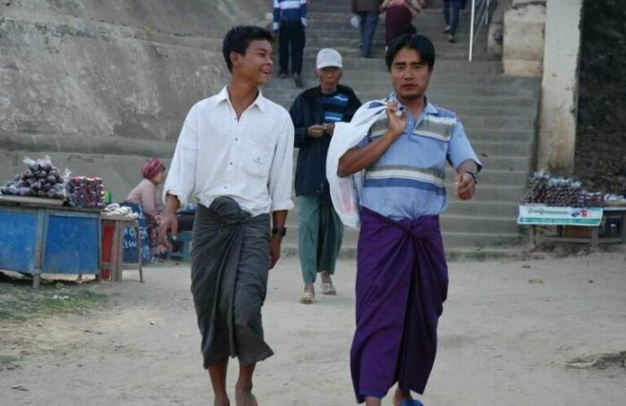 Мьянманские мужчины носят либо пасхоу, либо тхами.  Фото: buzzon.live.