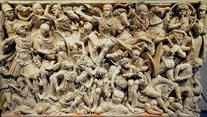 Рельеф и детали саркофага битвы в Людовизи, изображающие битву между римлянами и готами, около 250-260 гг. н. э. \ Фото: museonazionaleromano.beniculturali.it.