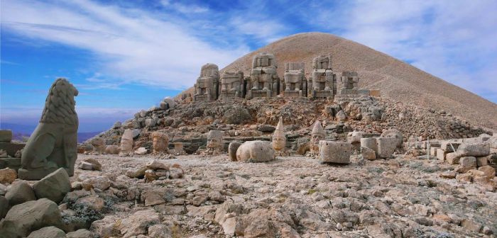 Немрут даг — Гробница Антиоха и святилище, а также одна из знаменитейших достопримечательностей Турции.