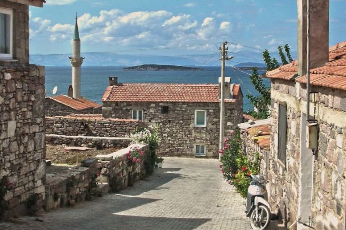 Измир – турецкий город на побережье Эгейского моря, долгое время носивший название Смирна.
