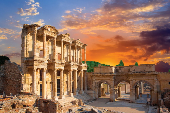 Эфес — одна из самых популярных достопримечательностей Турции, по числу гостей его опережает только стамбульский Султанахмет.