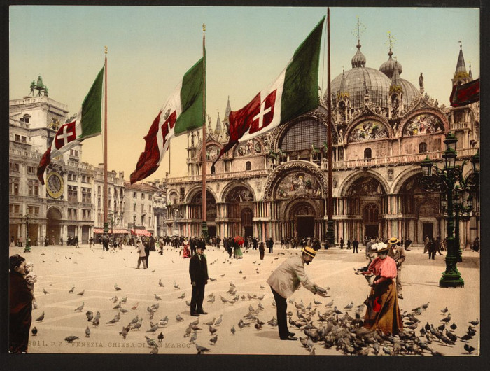 Кормление голубей на площади Святого Марка.