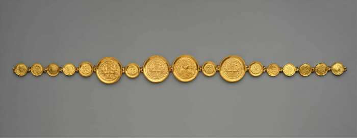 Пояс с монетами и медальонами из золота, 583 год нашей эры. / Фото: thecollector.com.