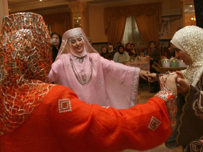 Согласно алжирской традиции, невеста устраивает вечеринку хной в ночь перед свадьбой. Автор: Fayez Nureldine. 