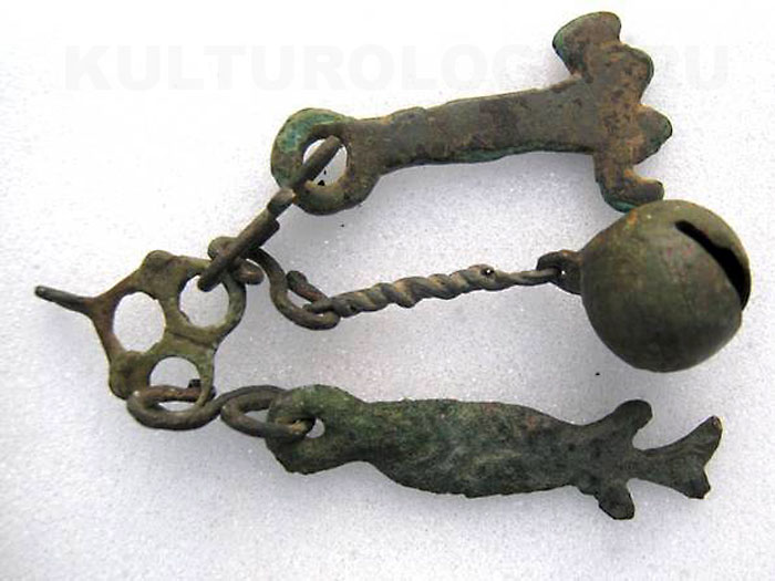 Связка славянских амулетов: ключ, бубенчик, рыба.
