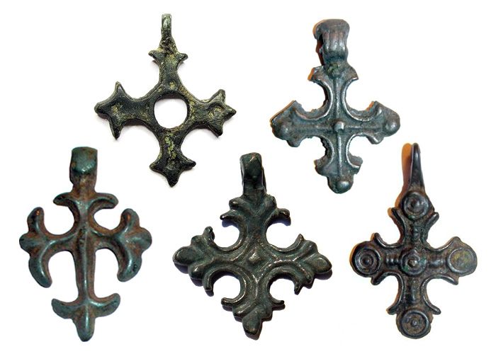 Рис.5 Древнерусские нательные кресты с криновидным окончанием лопастей, XI-XIII вв.