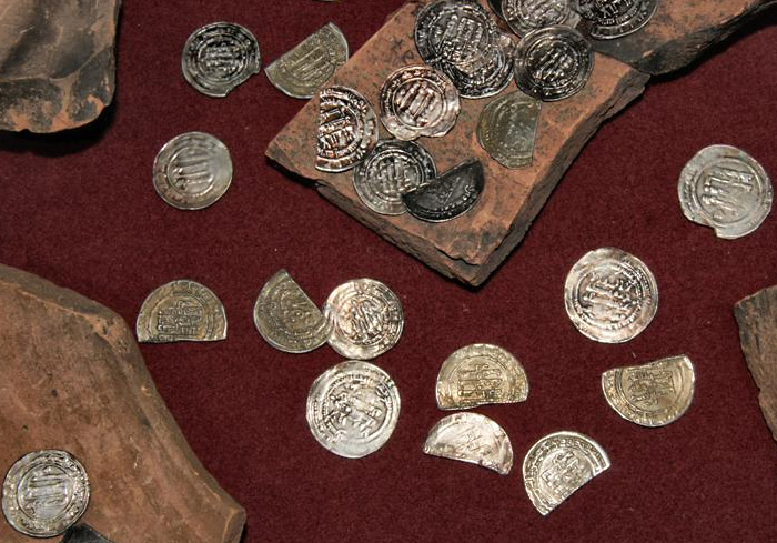 Клад серебряных дирхемов Арабского халифата. Х в. 7660 монет общим весом около 20 кг. Найден около деревни Козьянки под Полоцком в апреле 1973 г.