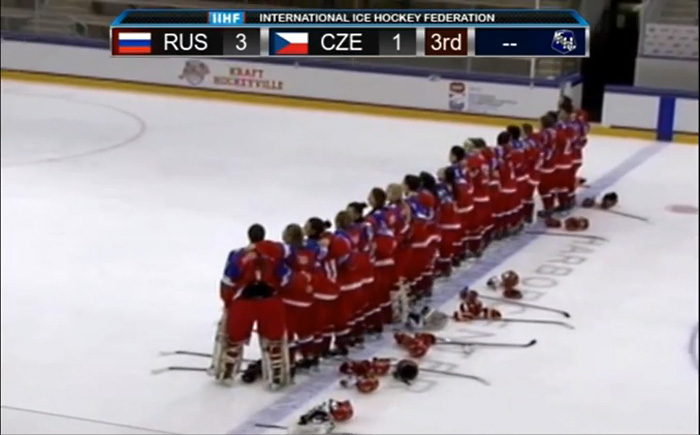 Женская сборная России по хоккею исполнила гимн страны акапельно после победного матча