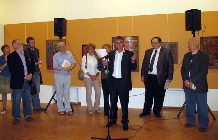 Александр Ильин выступает перед посетителями выставки, научными сотрудниками и специалистами.