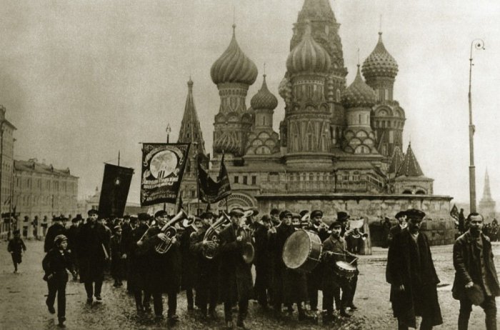 Пролетарский оркестр на Красной площади.