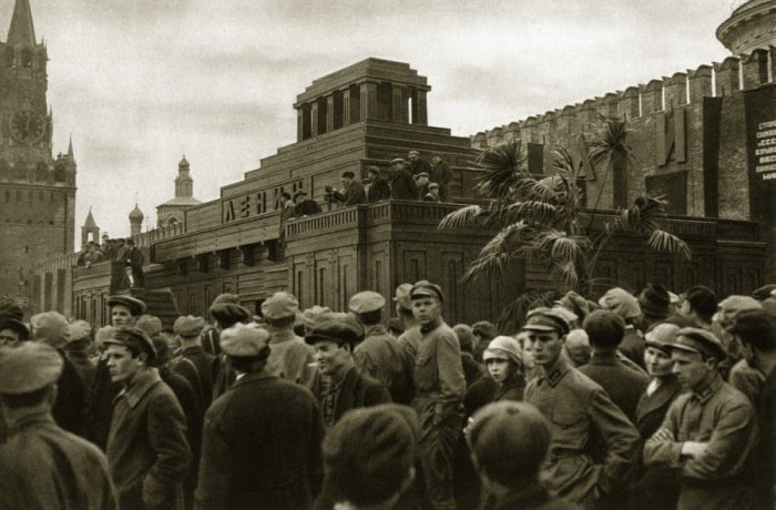 Еще деревянный мавзолей В.И. Ленина.