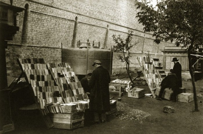 Книжные развалы у кремлевских стен.
